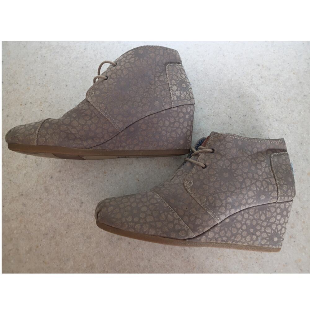 TOMS Desert Wedge Booties Womens 9.5 Taupe Moroccan Suede Lace Up Ankle Boots